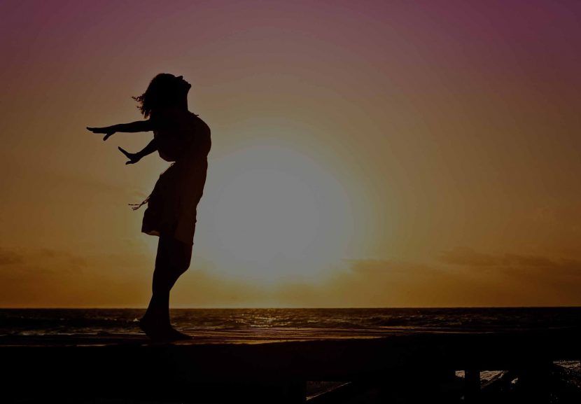 Sonnenuntergang am Strand, glückliche Person