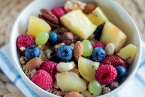 Müsli und Früchte, gesundes Frühstück