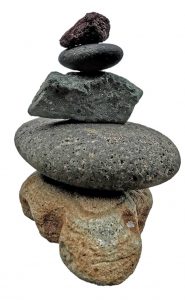 Übereinandergestapelte Steine in Balance