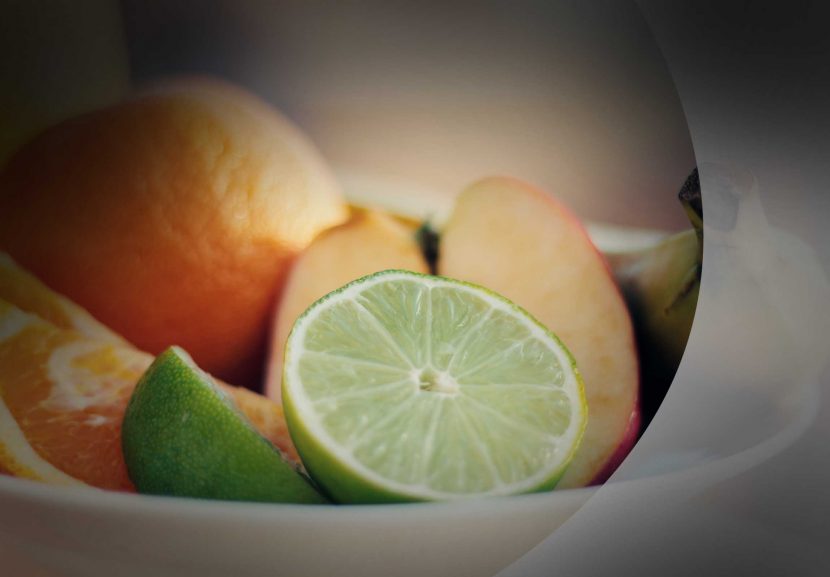 Frische Früchte, Limette aufgeschnitten, Orange, Banane